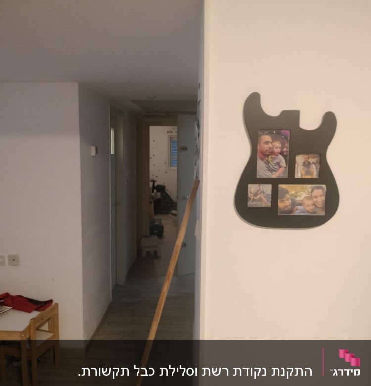 מסדרון עם דלתות פתוחות וחפצים על הרצפה
